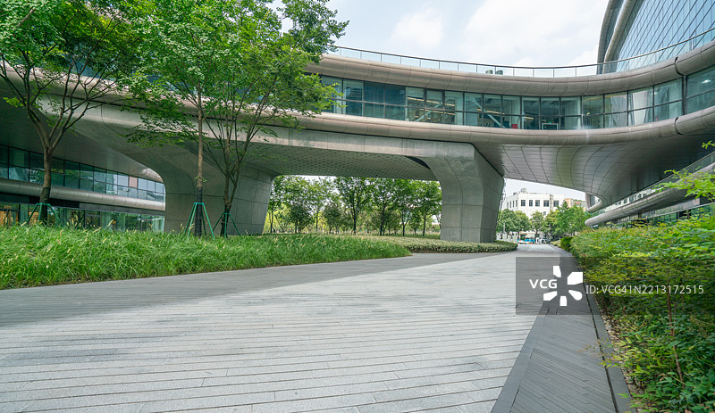 现代城市公园，绿意盎然与建筑相结合图片素材