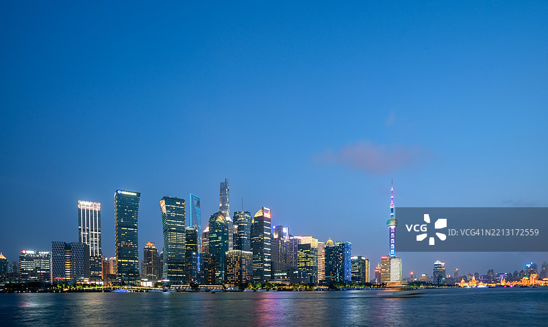 城市海滨的黄昏天际线图片素材