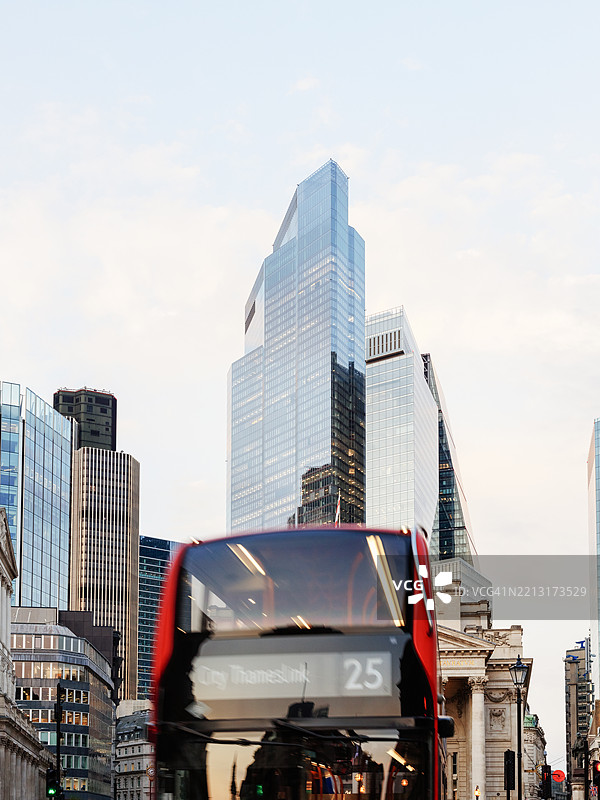 伦敦办公楼和摩天大楼的外立面图片素材