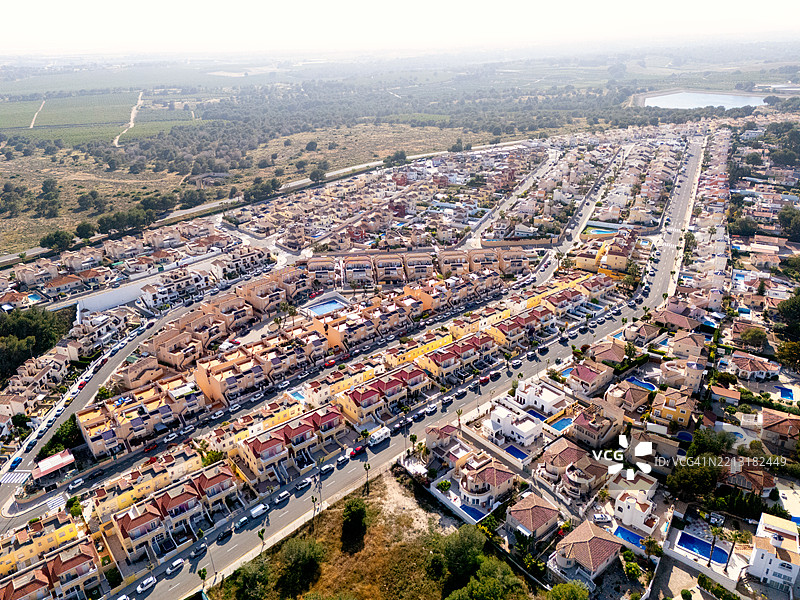 阳光明媚的日子里，西班牙阿利坎特省Pinar de Campoverde的住宅区鸟瞰图。图片素材
