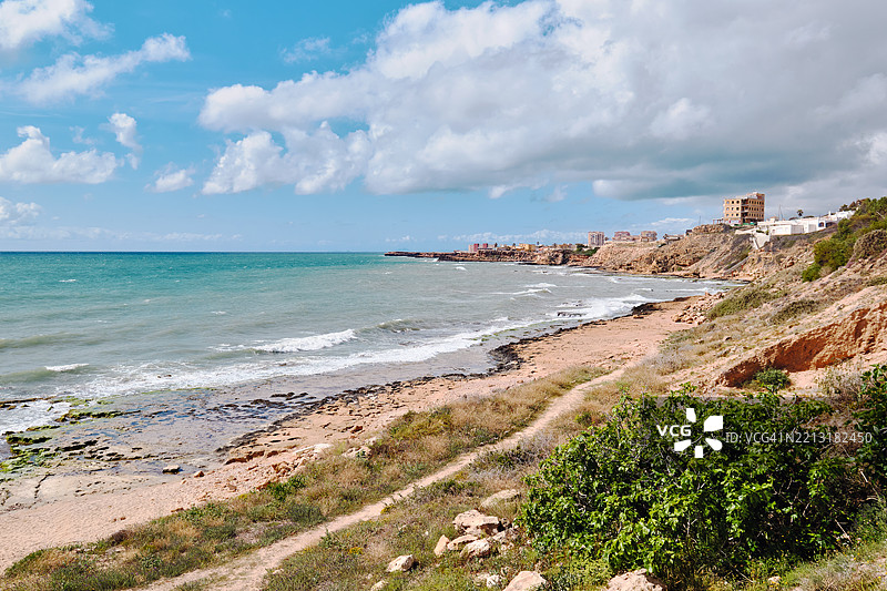西班牙海岸的美丽景色，碧蓝的海水与岩石和沙滩相接。卡沃塞尔维拉，托雷维耶哈，西班牙图片素材