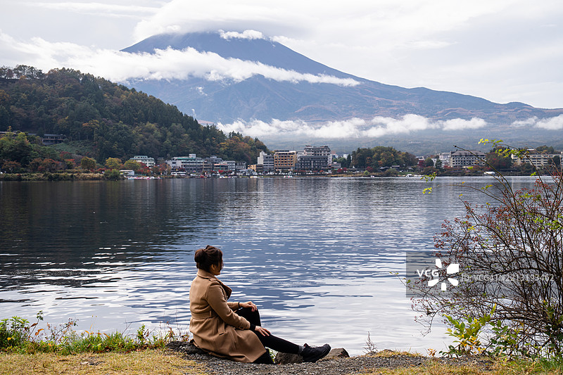 春天，女人在湖边欣赏美丽的富士山图片素材