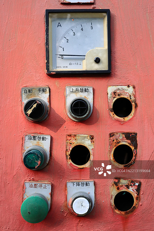 旧控制面板，带有旋钮和指示灯图片素材