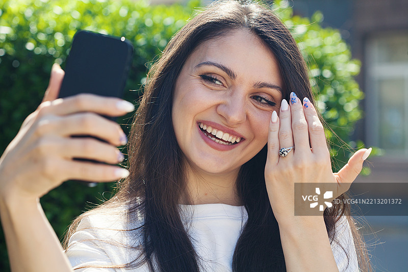 年轻女性订婚图片素材