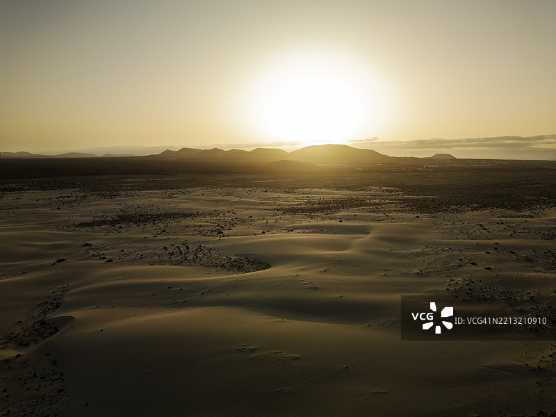 日落时分，火山景观映衬着加那利群岛科拉莱霍附近的富埃特文图拉岛。图片素材