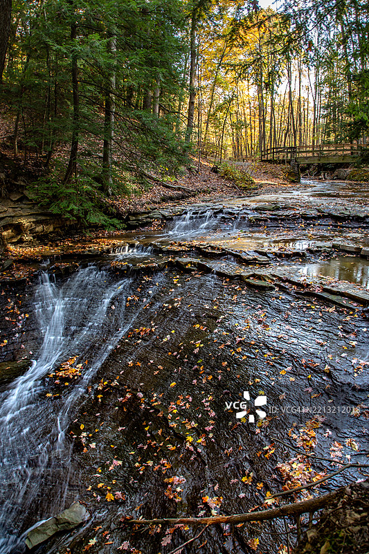 库雅霍加谷国家公园的秋季色彩：瀑布、林地和漫步小径图片素材
