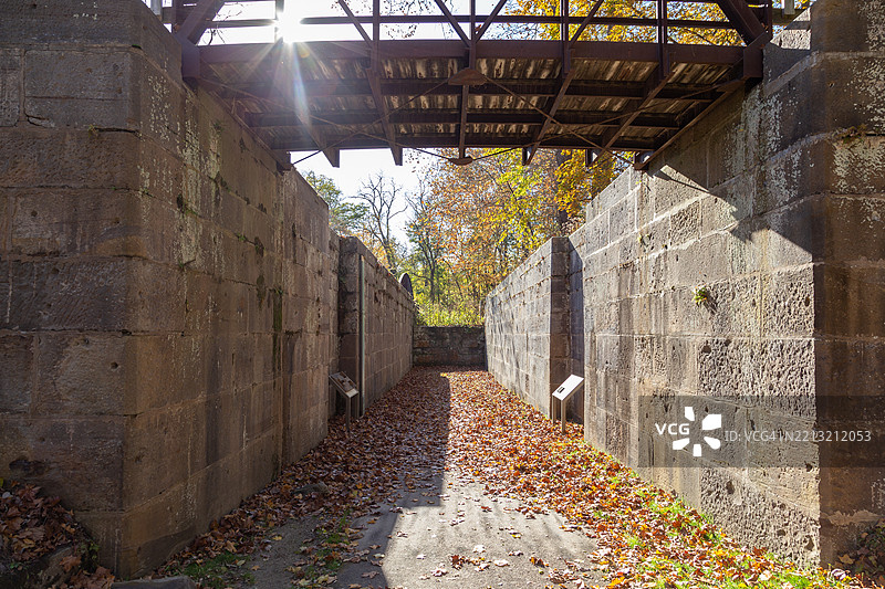 库雅霍加谷国家公园的秋季色彩：瀑布、林地和蜿蜒小径图片素材