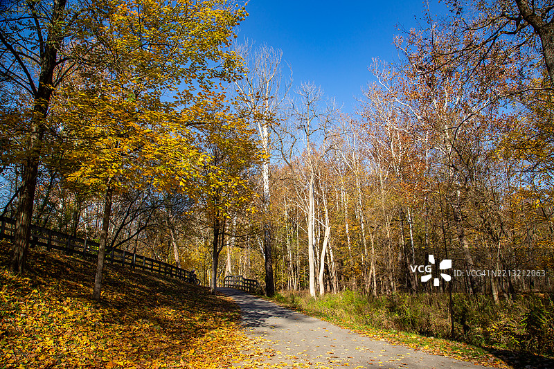 库雅霍加谷国家公园的秋季色彩：瀑布、林地和蜿蜒小径图片素材