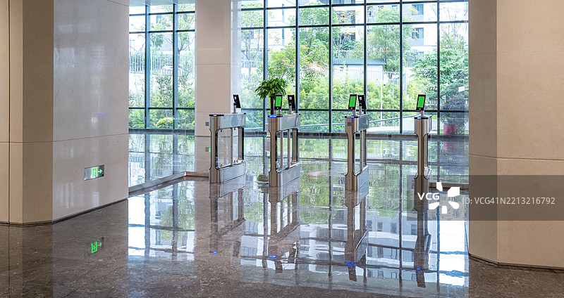 现代大堂，配有玻璃窗和反射地板图片素材