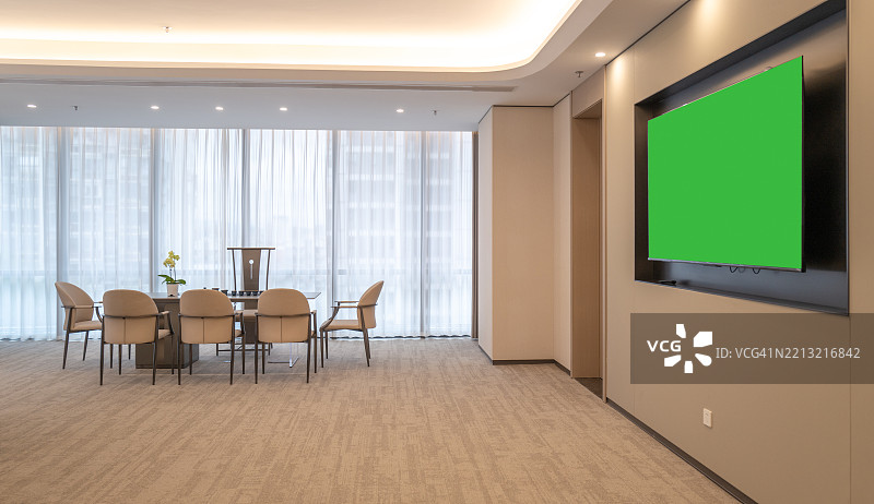 现代会议室配有绿幕墙图片素材