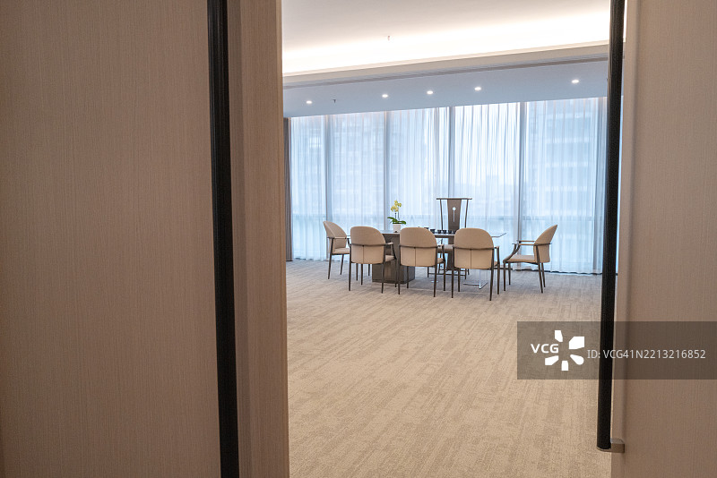 透过敞开的门欣赏茶室的美景图片素材