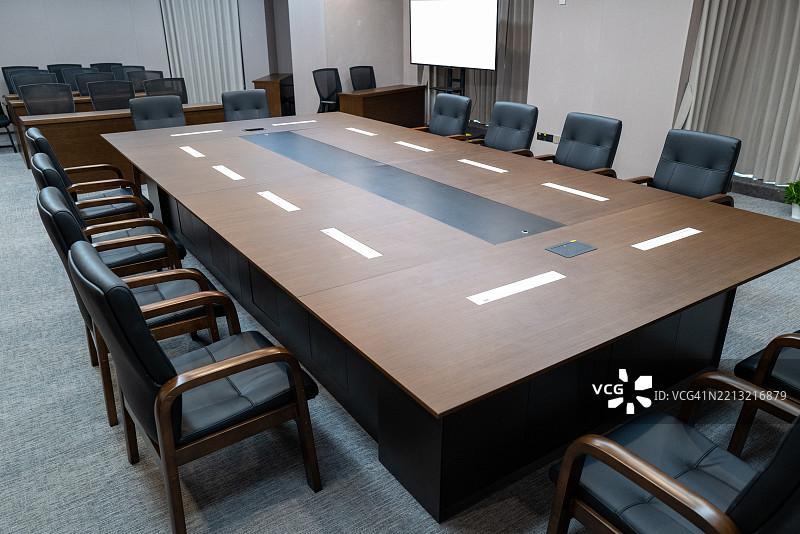 现代会议室布置，配有大桌子和椅子图片素材