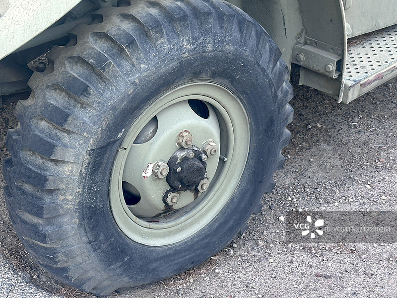 军事车辆轮胎的特写图片素材