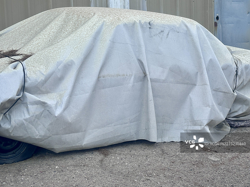 车辆在保护篷布下图片素材