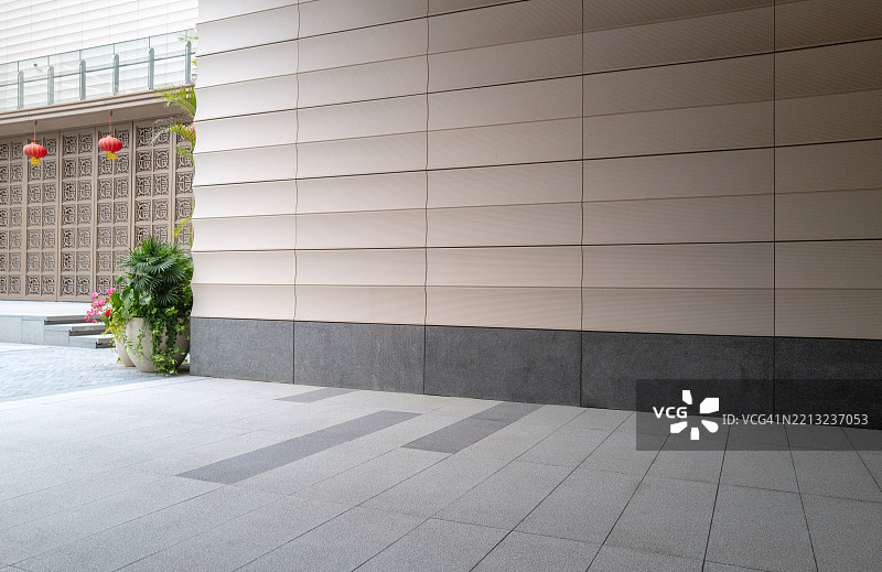 现代城市建筑，带有纹理墙面和绿植图片素材