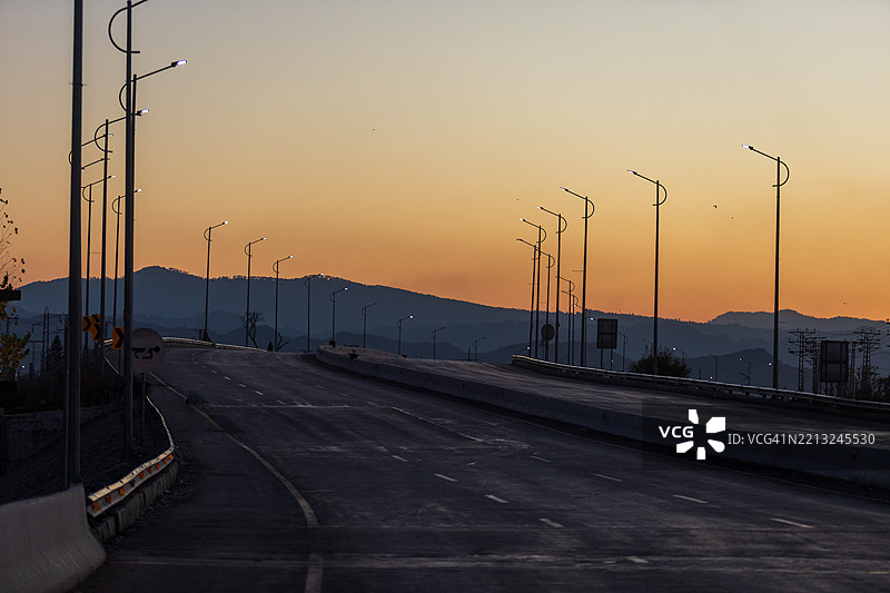 穆里高速公路上的清晨或傍晚，伊斯兰堡天际线图片素材