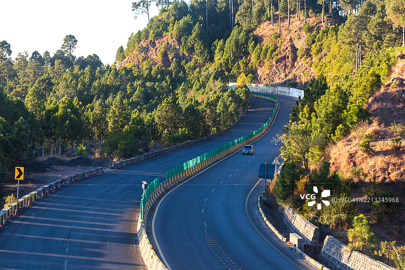 伊斯兰堡附近的风景如画的穆里高速公路与松树图片素材