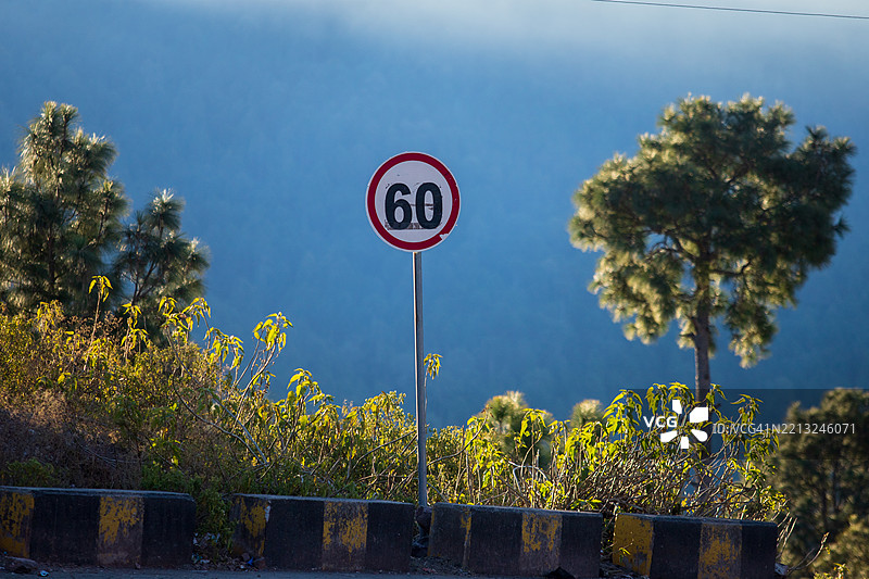 山区风景中的60公里/小时限速标志图片素材