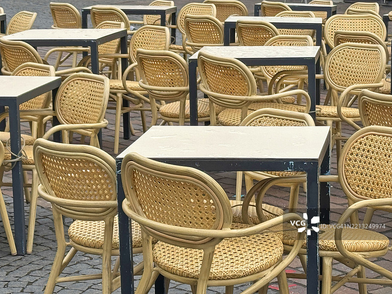 户外咖啡馆的桌椅在等待顾客和游客图片素材