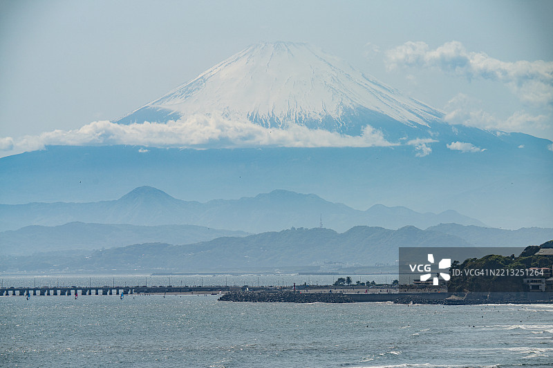 日本神奈川的雪山富士与海滩图片素材