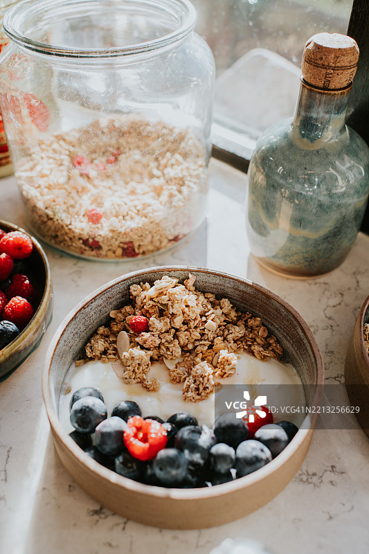 一碗美味、新鲜且健康的酸奶和浆果早餐图片素材