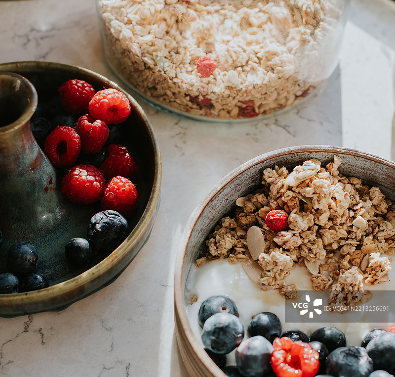 从上方拍摄的美味、新鲜且健康的早餐摆放在大理石台面上图片素材