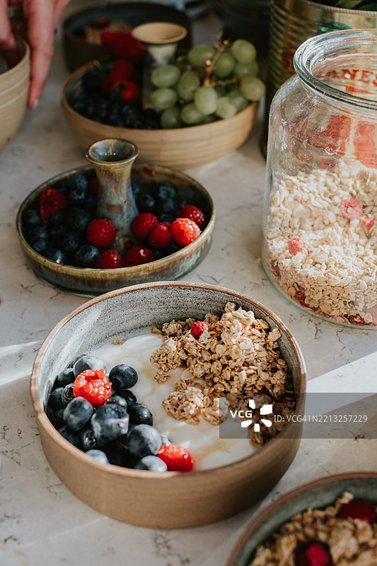 从上方拍摄的美味、新鲜且健康的早餐摆放在大理石台面上图片素材