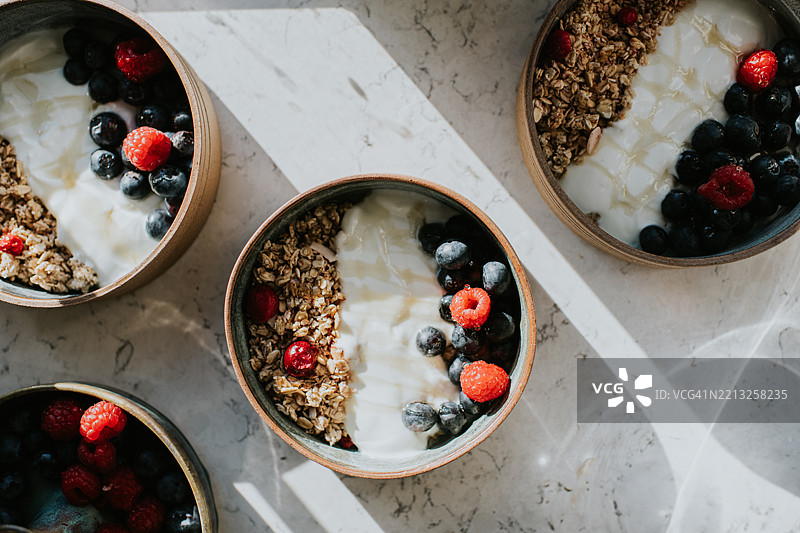 从上方拍摄的美味、新鲜且健康的早餐摆放在大理石台面上图片素材