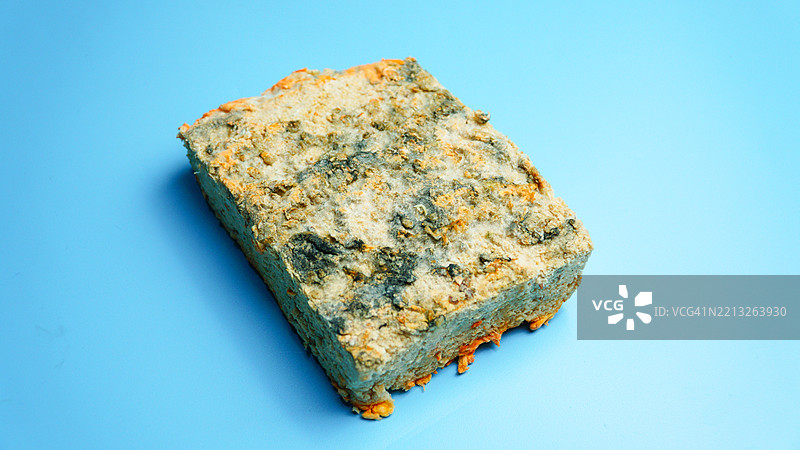 蓝色背景上的发酵豆腐干，印尼美食图片素材