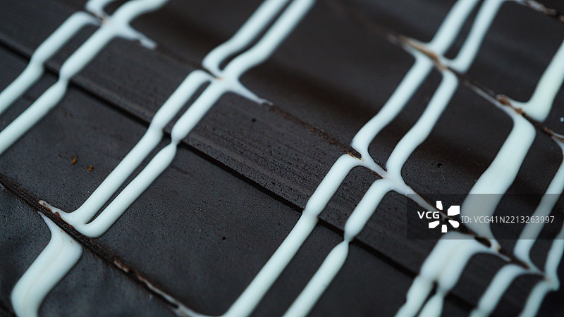 巧克力的微距摄影，背景为条纹白色图案图片素材