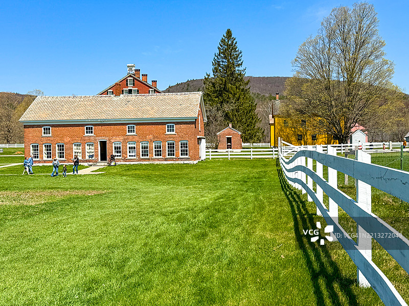 在皮茨菲尔德的汉考克沙克村，砖砌家禽房附近的人们图片素材