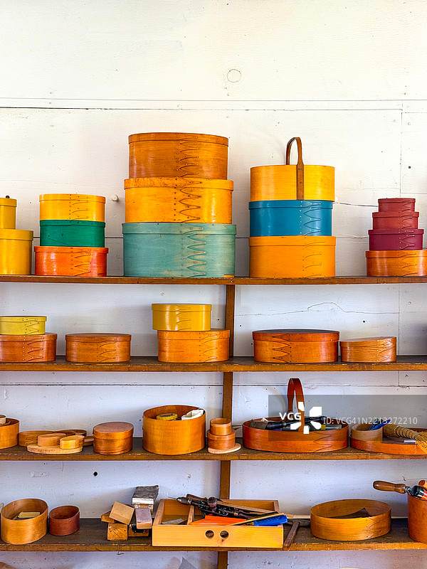 汉考克沙克村的兄弟商店货架上的椭圆形摇动盒子图片素材