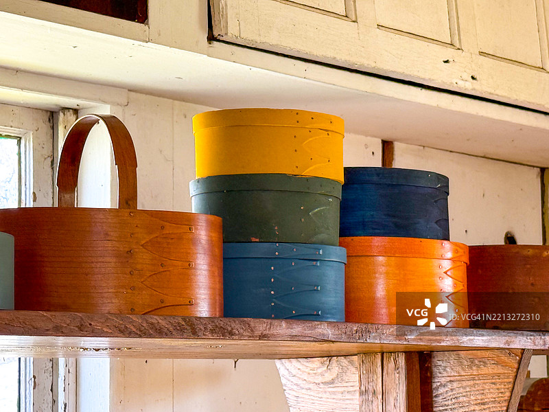 汉考克沙克村的兄弟商店货架上的椭圆形摇动盒子图片素材