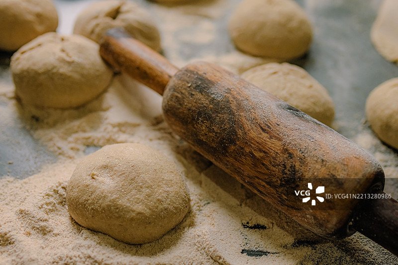 原料面团圆和擀面杖放在质朴的表面上 - 手工面包制作中图片素材