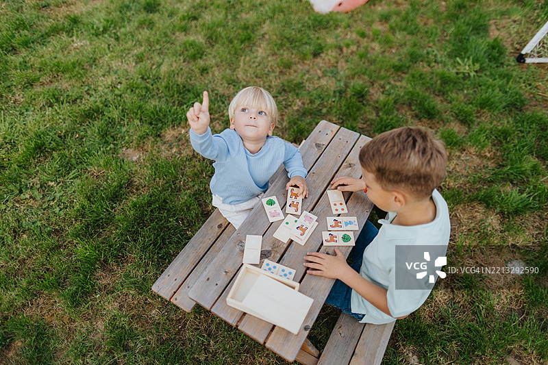 兄弟们在后院享受休闲游戏图片素材