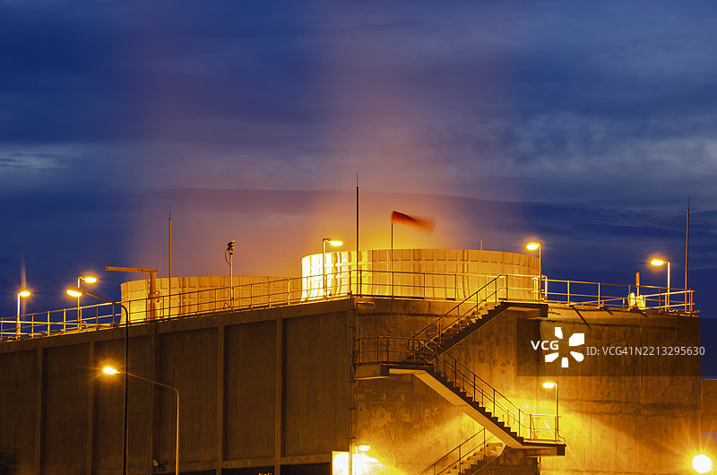 冒烟的发电厂图片素材