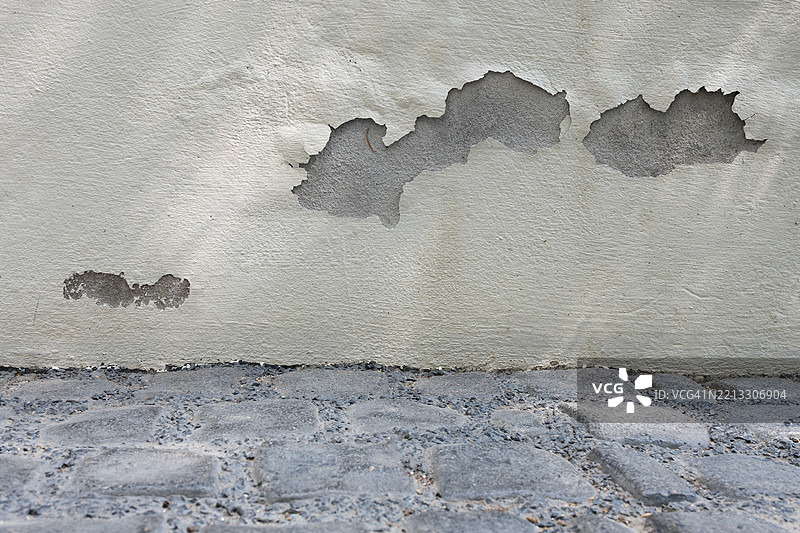 旧墙的白漆正在剥落。图片素材