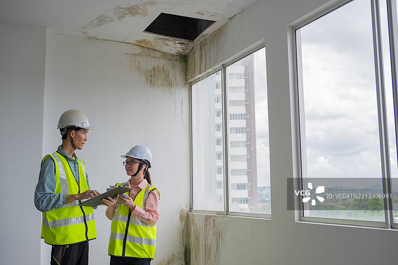 亚洲华裔男女检查员一起现场检查缺陷并处理客户投诉问题的库存照片图片素材