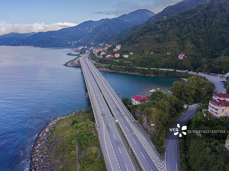 土耳其吉雷松的海岸桥。黑海的泽尔费，古尔布努。图片素材