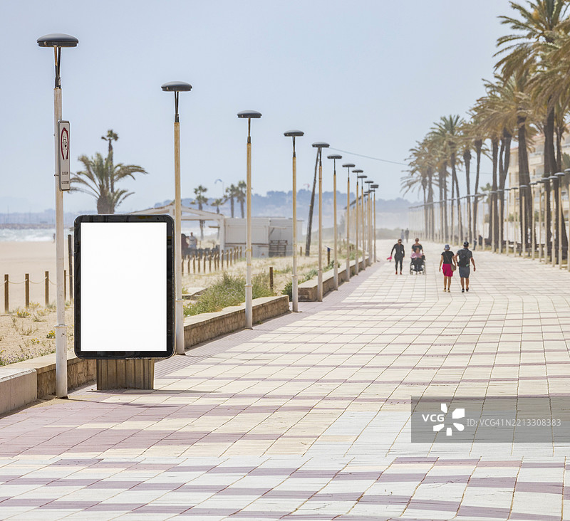 空荡荡的海滨长廊，棕榈树和空白的广告牌图片素材