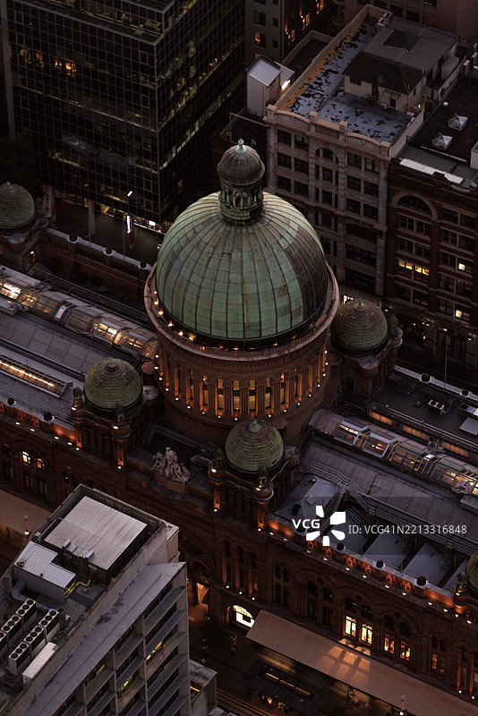 维多利亚女王大厦在黄昏时分的标志性景观图片素材