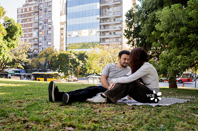 情侣在公园野餐时交谈图片素材