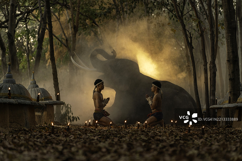 黄昏时分，泰拳拳手在森林中与大象进行仪式图片素材