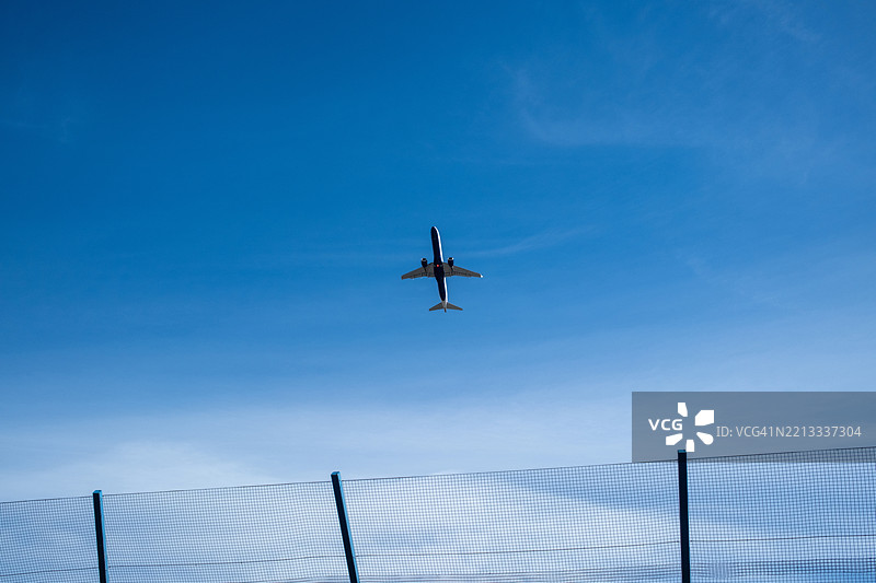 飞机在晴朗的蓝天中飞行图片素材