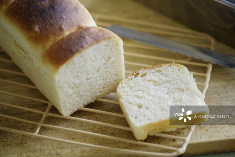切片的新鲜出炉面包图片素材