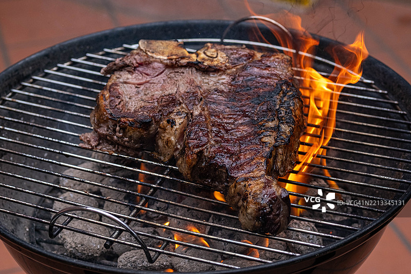 佛罗伦萨牛排在烤架上图片素材