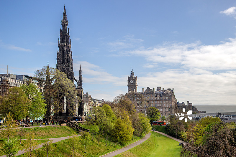爱丁堡，苏格兰的斯科特纪念碑、巴尔莫勒尔酒店和王子街花园图片素材