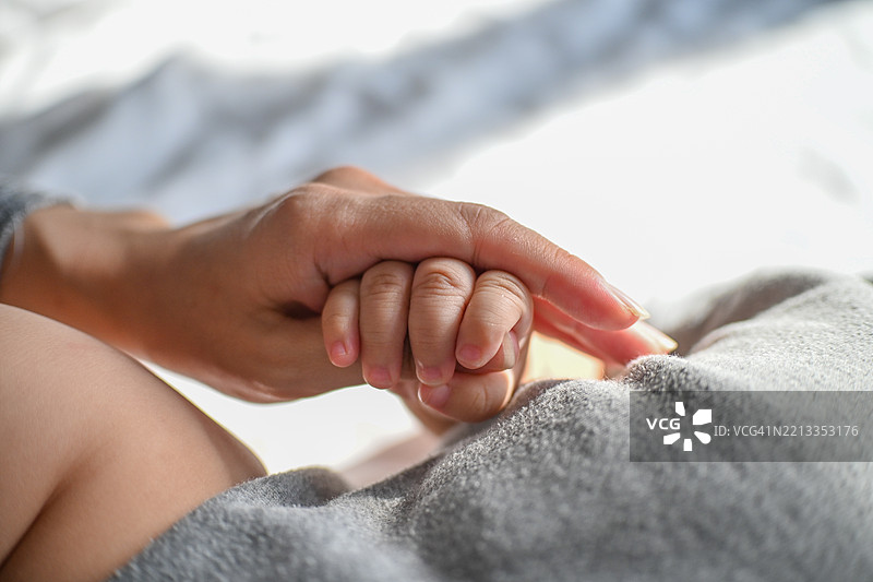 亚洲母亲与新生儿的手图片素材