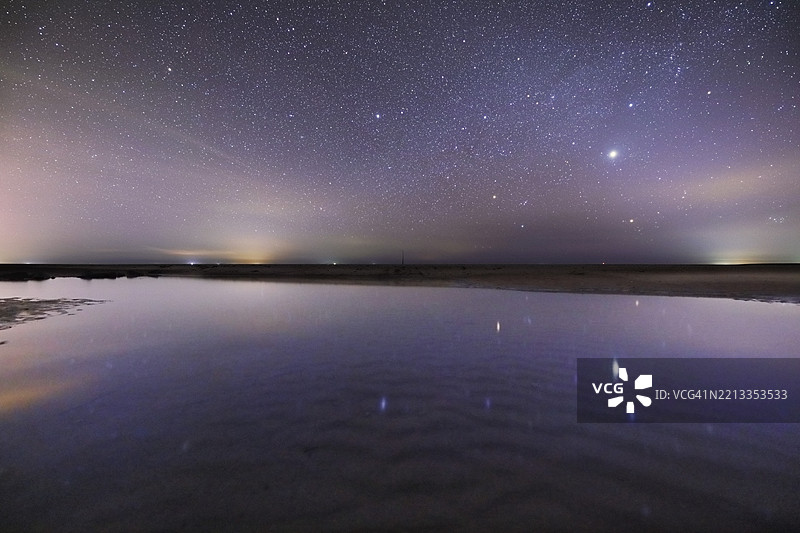 法国诺曼底壮观的星空夜景图片素材