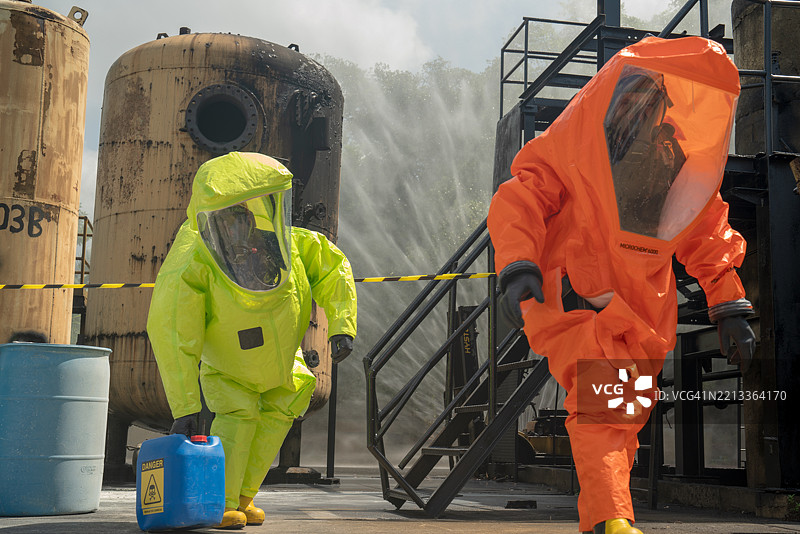 石油化工厂的高级操作化学泄漏事故救援图片素材
